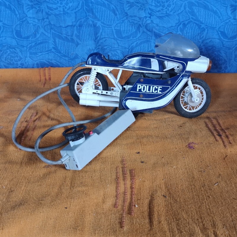 Moto de police télécommandé avec fil dans années 60